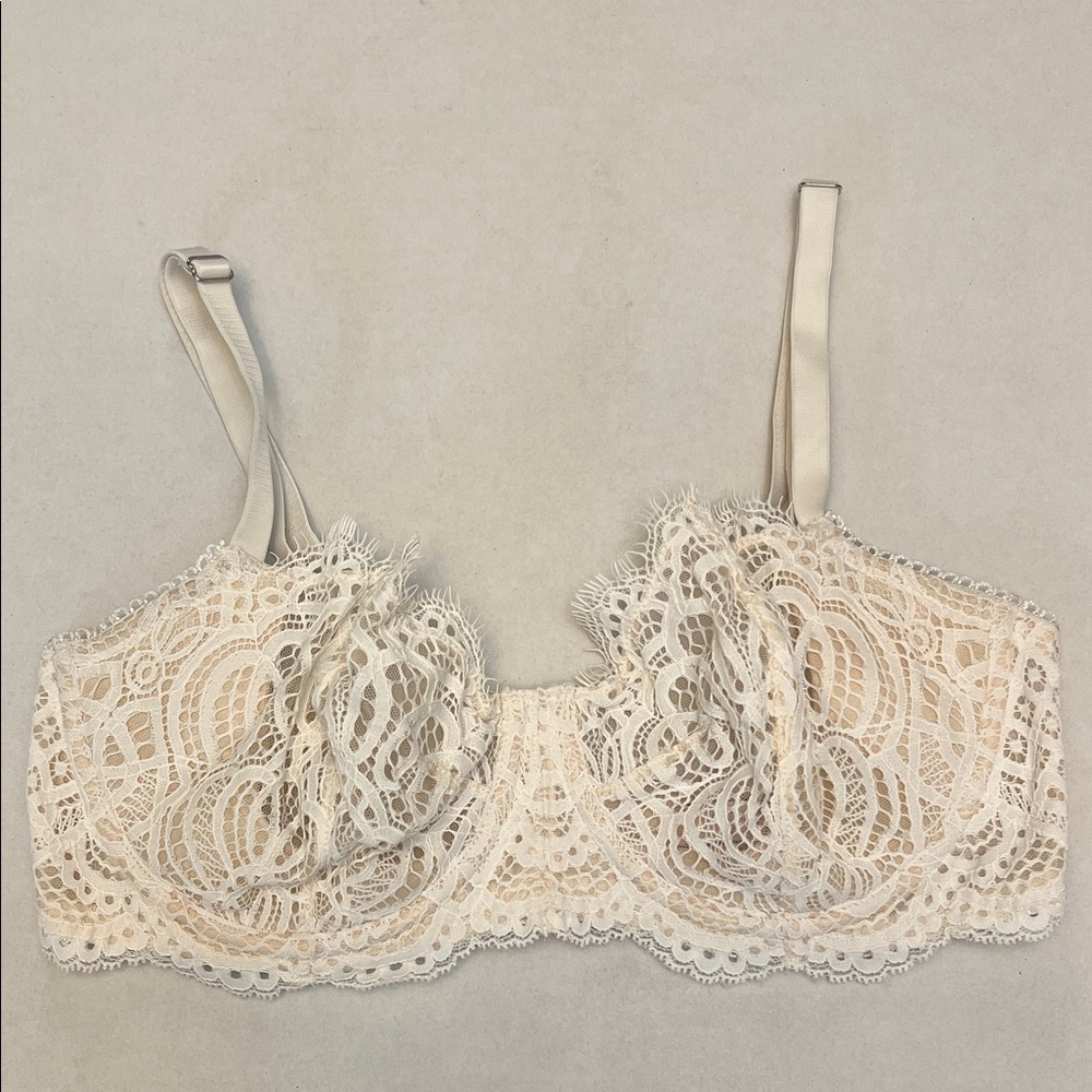 VICTORIA’S SECRET WHITE & CREAM LACE BRA SIZE 34DD